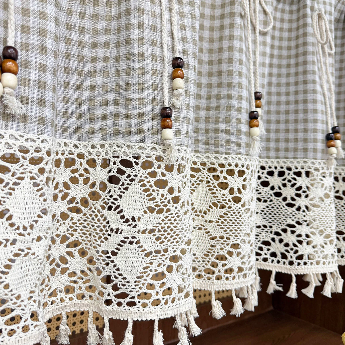 rideau court gris blanc carreaux dentelle bordure opacité vintage rustique pompons chambre
