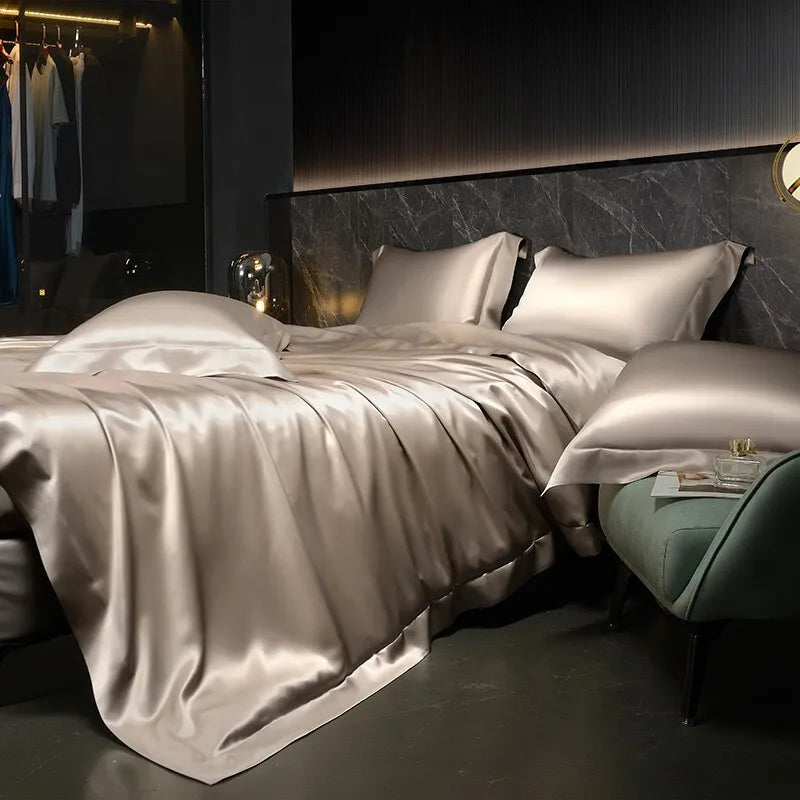 Parure de lit en soie 4 pièces pour lit 180x200 cm sur un lit