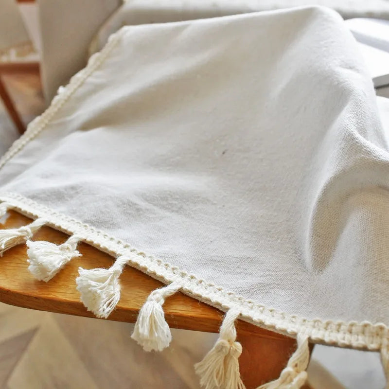 nappe beige clair classique bordure dentelle franges blanches table salon manger légèrement texturée polyester