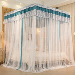Ce lit canopé à baldaquin orné de dentelle et de rideaux bleu-vert et blanc crée une atmosphère romantique et élégante dans la chambre.