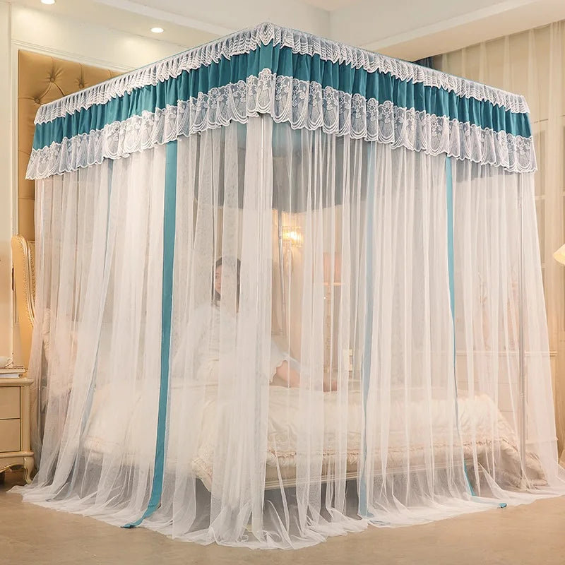 Ce lit canopé à baldaquin orné de dentelle et de rideaux bleu-vert et blanc crée une atmosphère romantique et élégante dans la chambre.