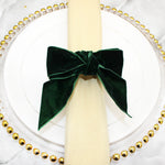 Ronds de serviette verts sur nappe blanche pour mariage
