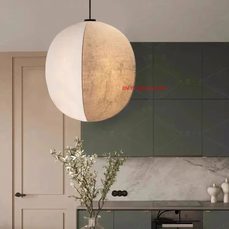 suspension lumineuse moderne minimaliste blanc beige texture toile opacité chaînes noires lumière neutre chaude