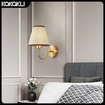lampe murale moderne tissu dorée blanche marron clair abat jour éclairage intérieur chambre salonhôtel