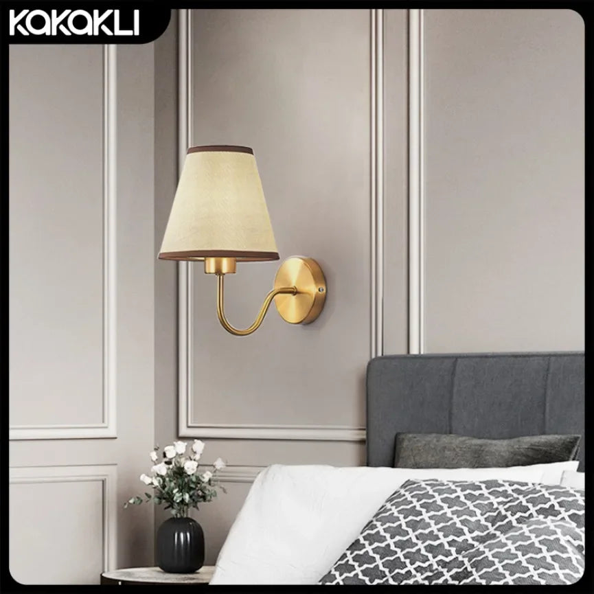lampe murale moderne tissu dorée blanche marron clair abat jour éclairage intérieur chambre salonhôtel