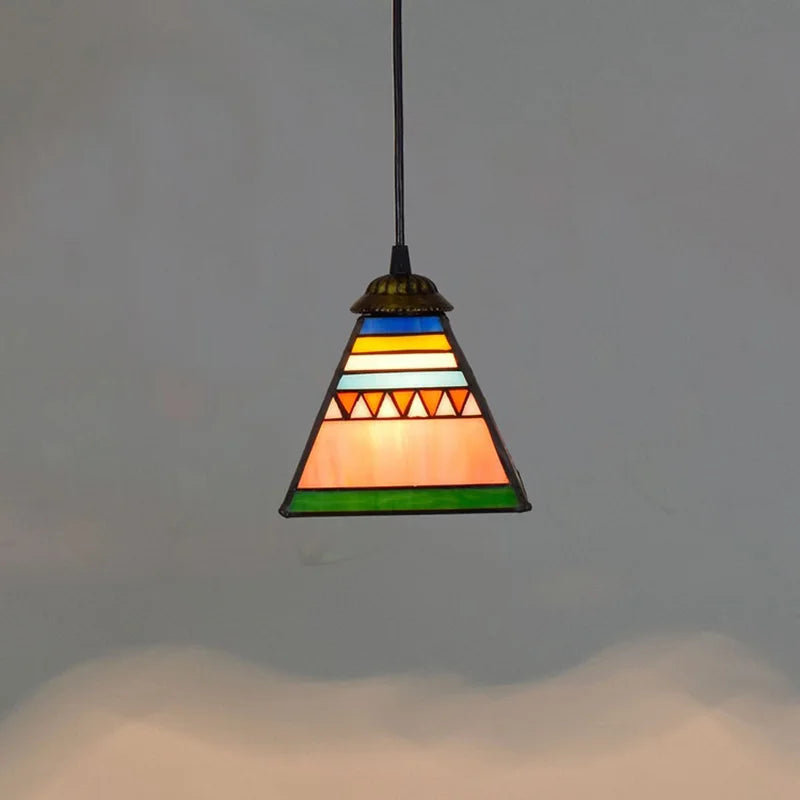 lampe suspendue tiffany multicolore motifs floraux stained glass couloir restaurant étude balcon