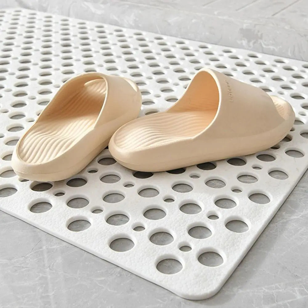 Tapis de bain adhésif avec ventouses en action dans une baignoire