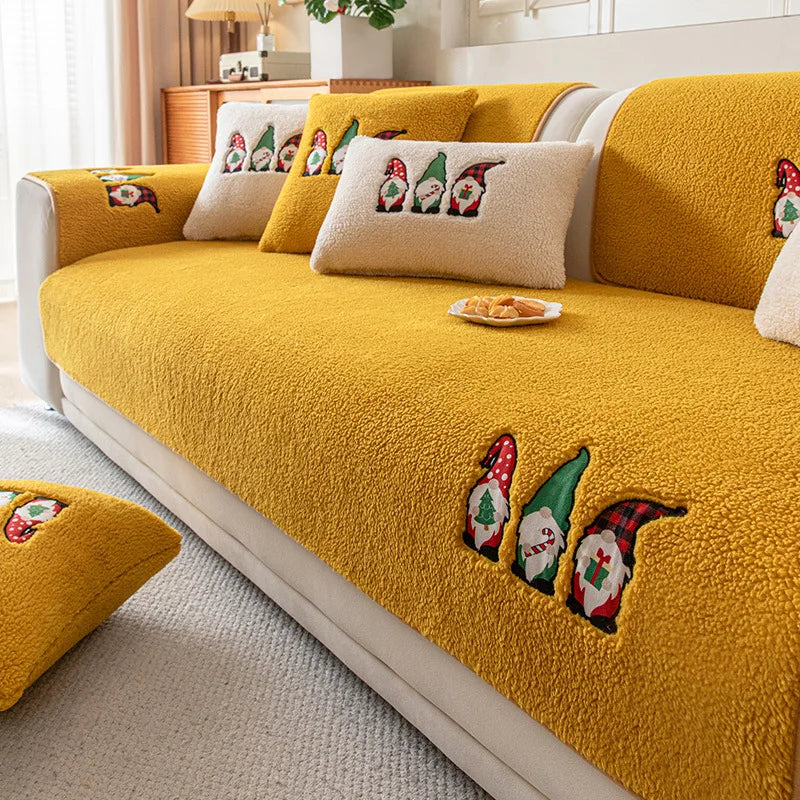 Un sofa douillet et moelleux, orné de décorations de Noël attachantes, offre un cocon confortable et festif dans ce salon chaleureux.