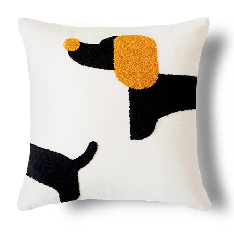 Coussin décoratif orné d'une image abstraite en noir et orange sur un fond blanc.