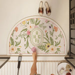 Un motif botanique décoratif avec des fleurs et des feuillages, surplombant un sol avec des accessoires et des objets de décoration.