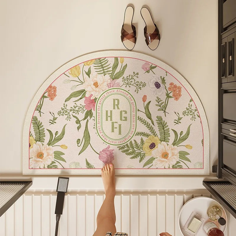 Un motif botanique décoratif avec des fleurs et des feuillages, surplombant un sol avec des accessoires et des objets de décoration.