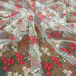 tissu tulle brodé fleurs orangées blanches feuilles vertes beige translucide pastoral
