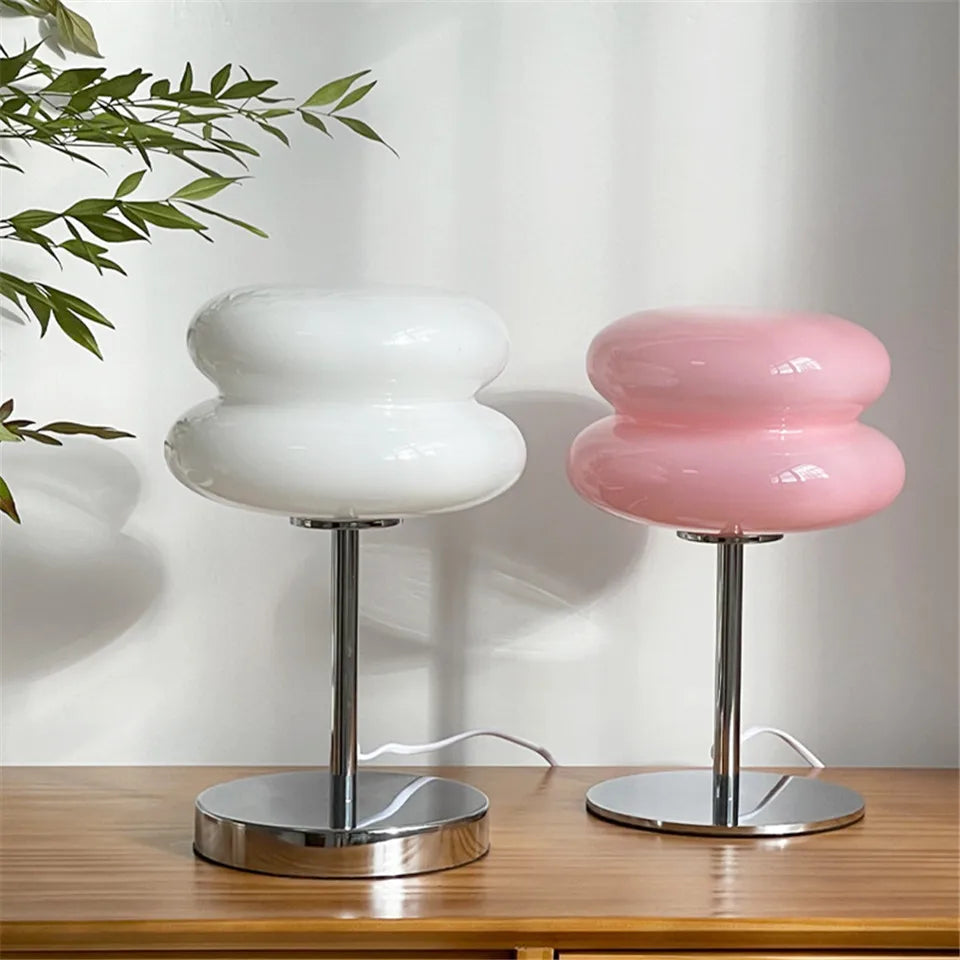 Veilleuse LED en verre design italien avec abat-jour jaune sur table de chevet