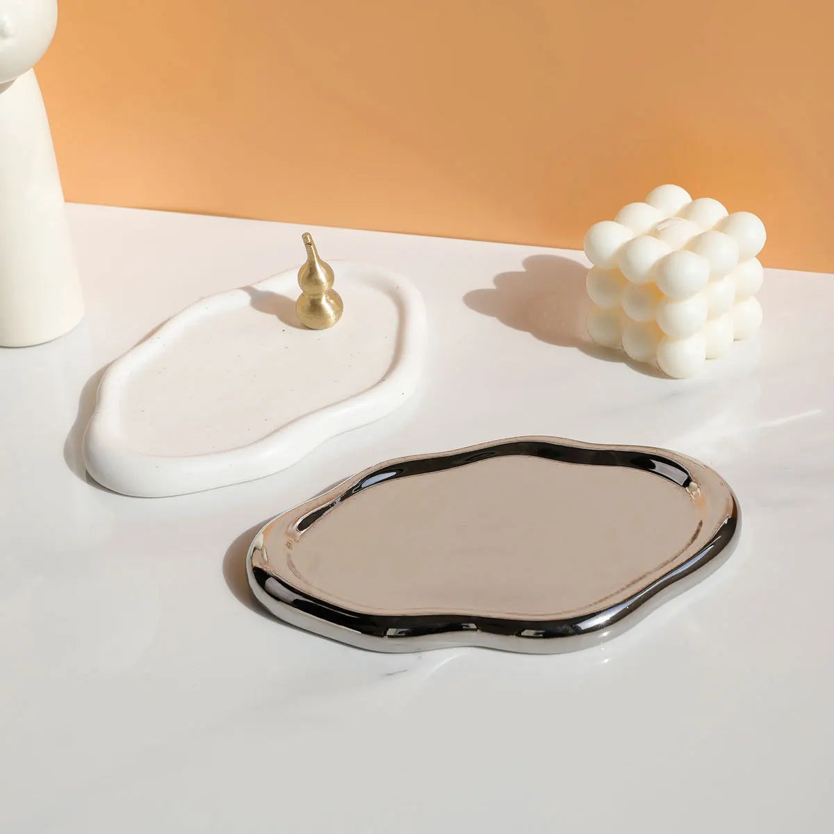 assiette céramique blanche dorée support bijoux moderne élégant plateforme rangement blanc doré mat brillant