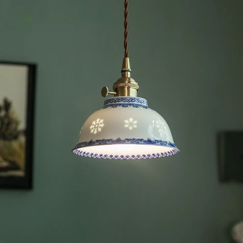 Luminaire suspendu éclairé dans une chambre décorée style zen