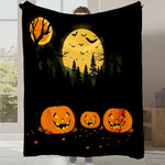 Cette image représente une scène effrayante d'Halloween avec une pleine lune, des arbres silhouettés, des chauves-souris et trois citrouilles sculptées aux expressions terrifiantes sur un fond noir.