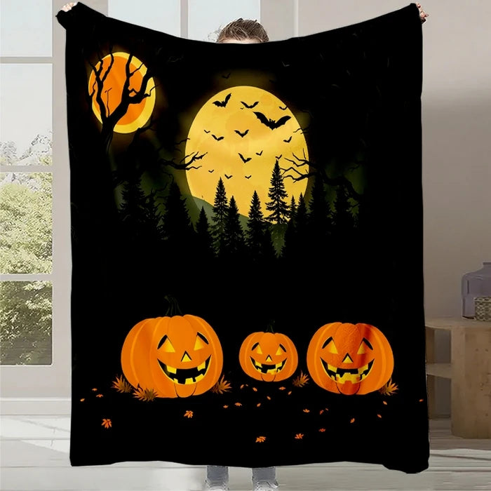 Cette image représente une scène effrayante d'Halloween avec une pleine lune, des arbres silhouettés, des chauves-souris et trois citrouilles sculptées aux expressions terrifiantes sur un fond noir.