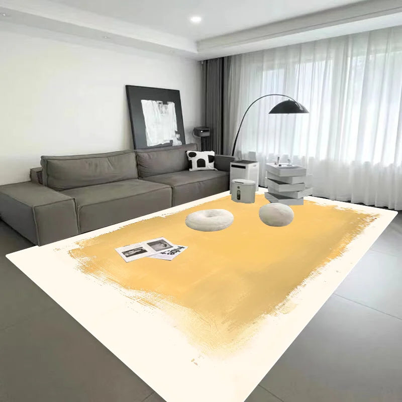 Le salon moderne et élégant présente un canapé gris foncé, une table basse jaune moutarde avec des accessoires décoratifs, un éclairage d'ambiance chaleureux et une fenêtre laissant entrer la lumière naturelle.