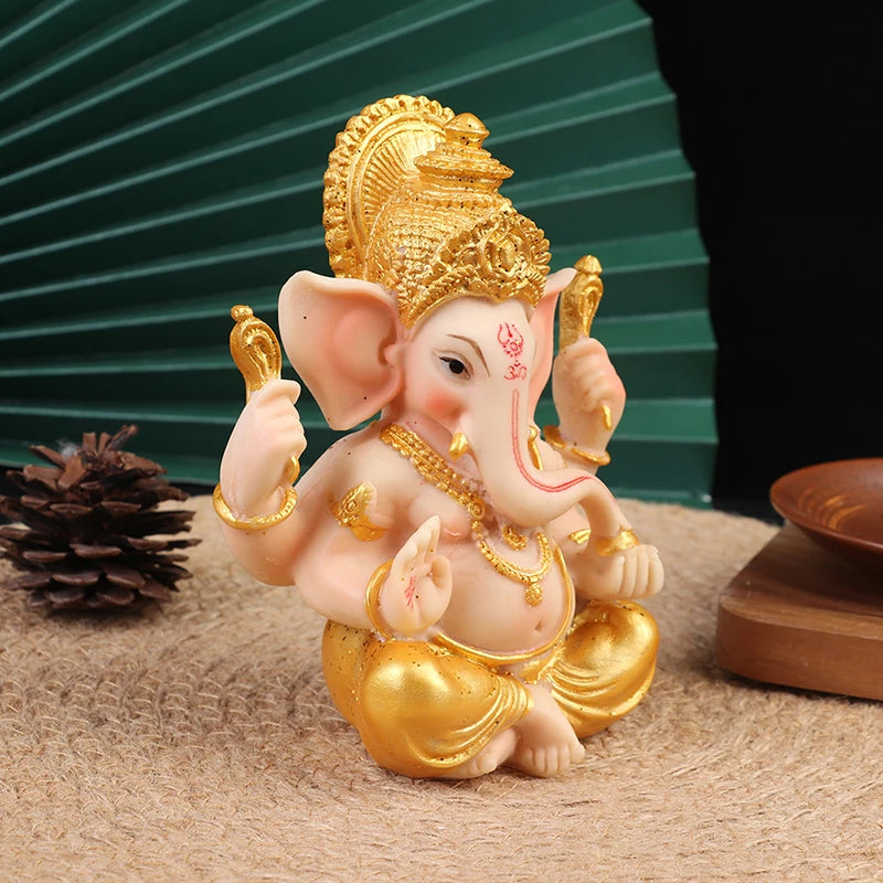statue ganesha or beige details sculptés traditionnel religieux assiette bois cône pin feuilles vertes