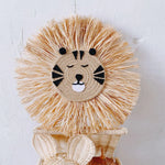 Motif lion sur la décoration murale en paille vue de près