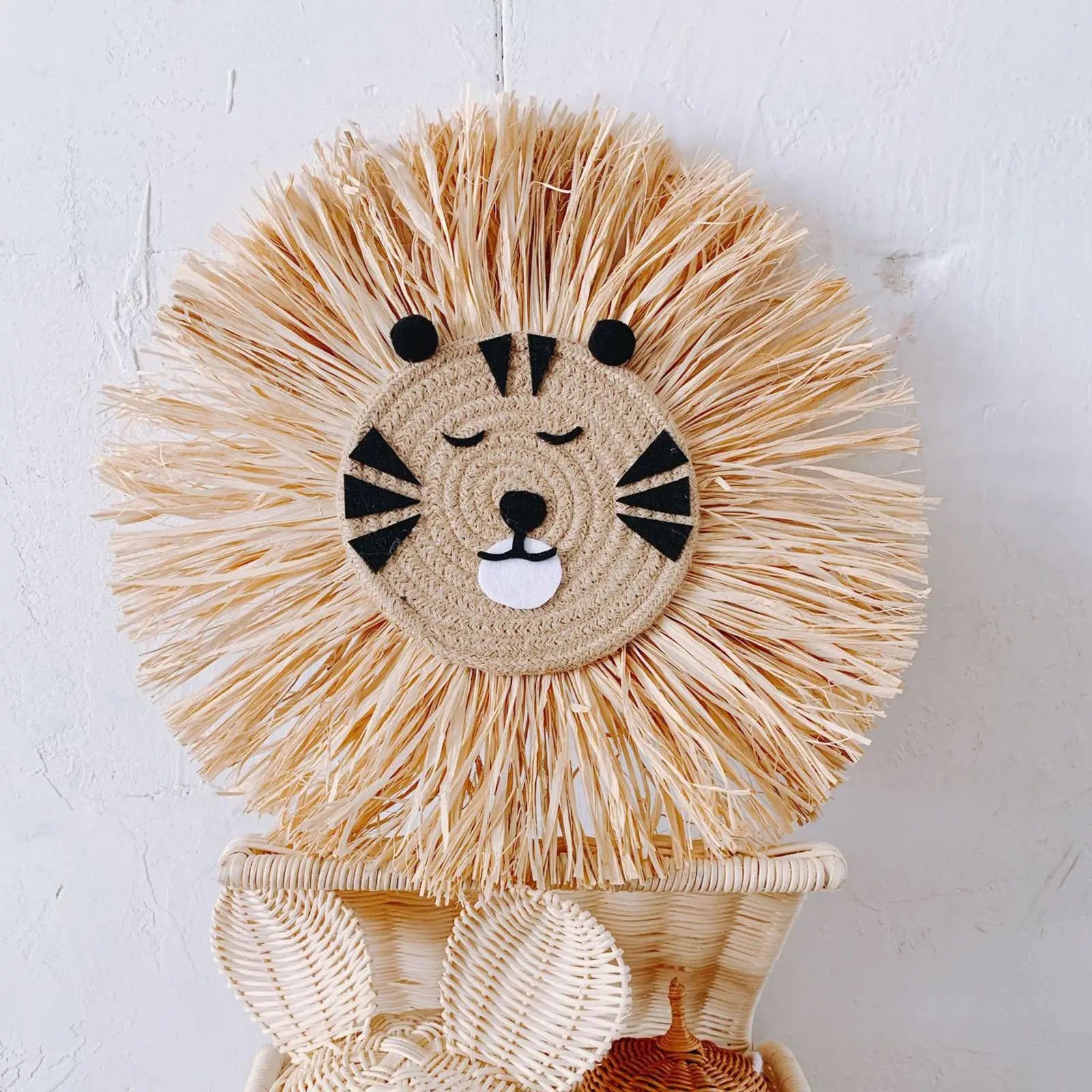 Motif lion sur la décoration murale en paille vue de près