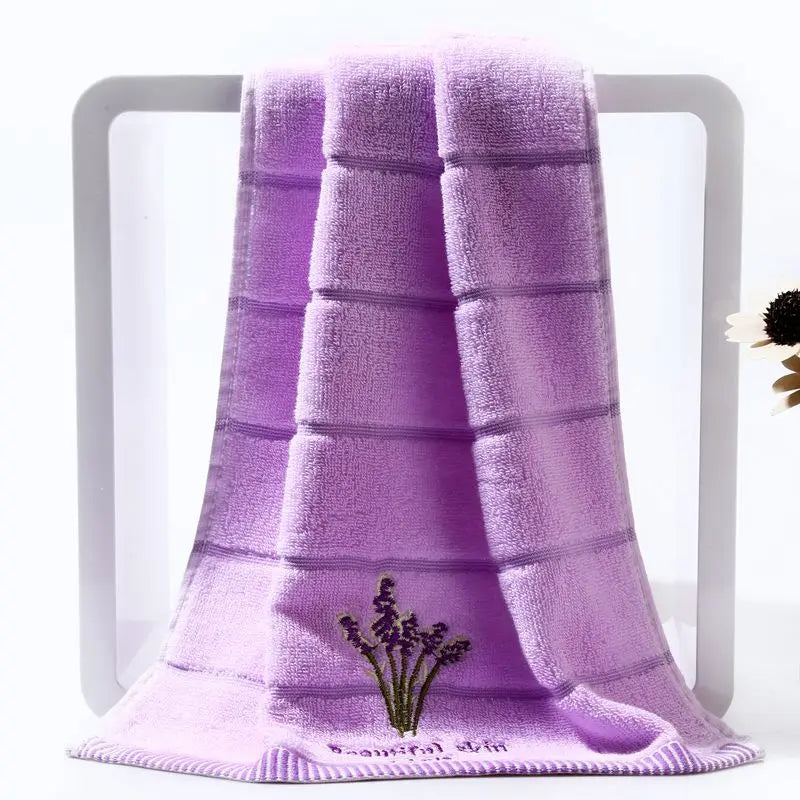 serviettes bain brodées fleurs violettes bordure rayée coton doux visage mains ensemble violet blanc