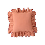 Coussin décoratif carré rose avec volants ornementaux sur les bords, créant un look élégant et romantique dans un intérieur.