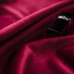 Détail du tissu velours rouge du rideau occultant