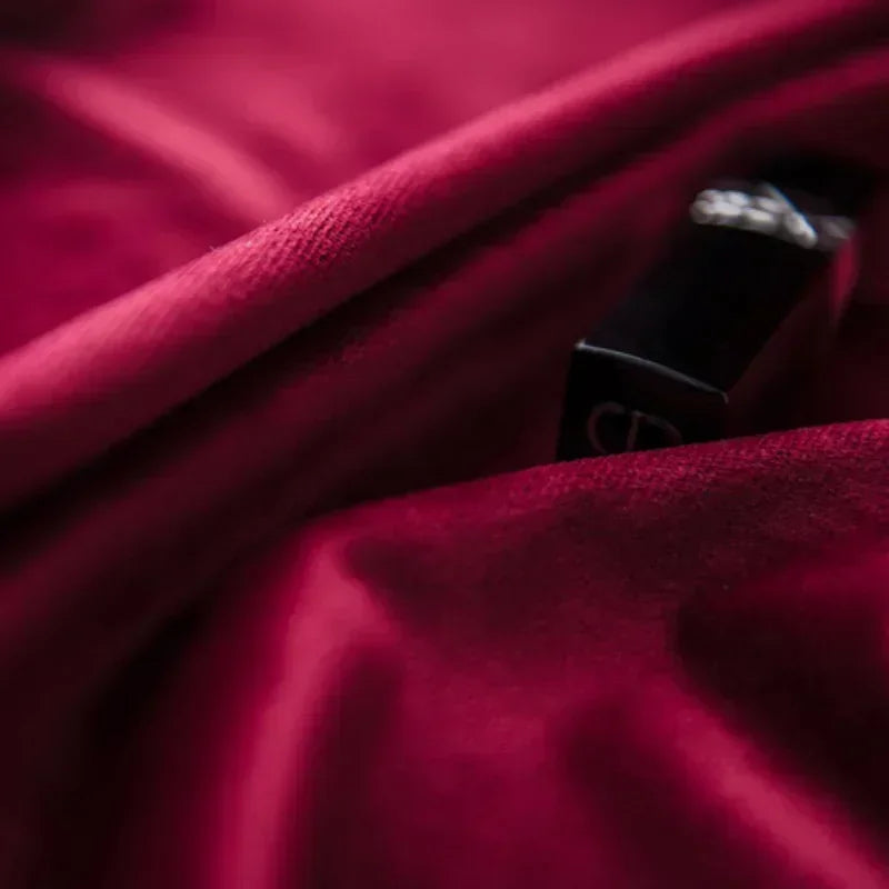 Détail du tissu velours rouge du rideau occultant
