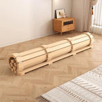 lit plateau bois minimaliste tapis géométrique matelas blanc coussins abstraits