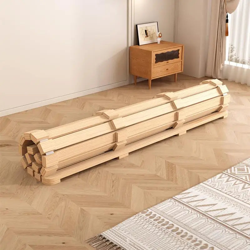 lit plateau bois minimaliste tapis géométrique matelas blanc coussins abstraits