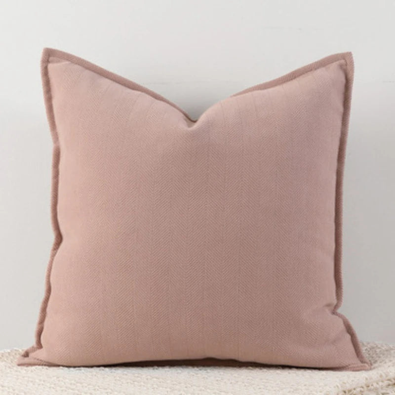Coussin décoratif moelleux rose pâle avec un motif zigzag texturé, parfait pour embellir un intérieur moderne.