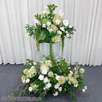 décoration mariage arrangement floral roses blanches hortensias verts anthuriums feuillage dense élégant romantiqueextérieur