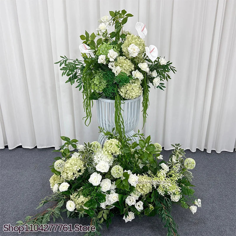 décoration mariage arrangement floral roses blanches hortensias verts anthuriums feuillage dense élégant romantiqueextérieur
