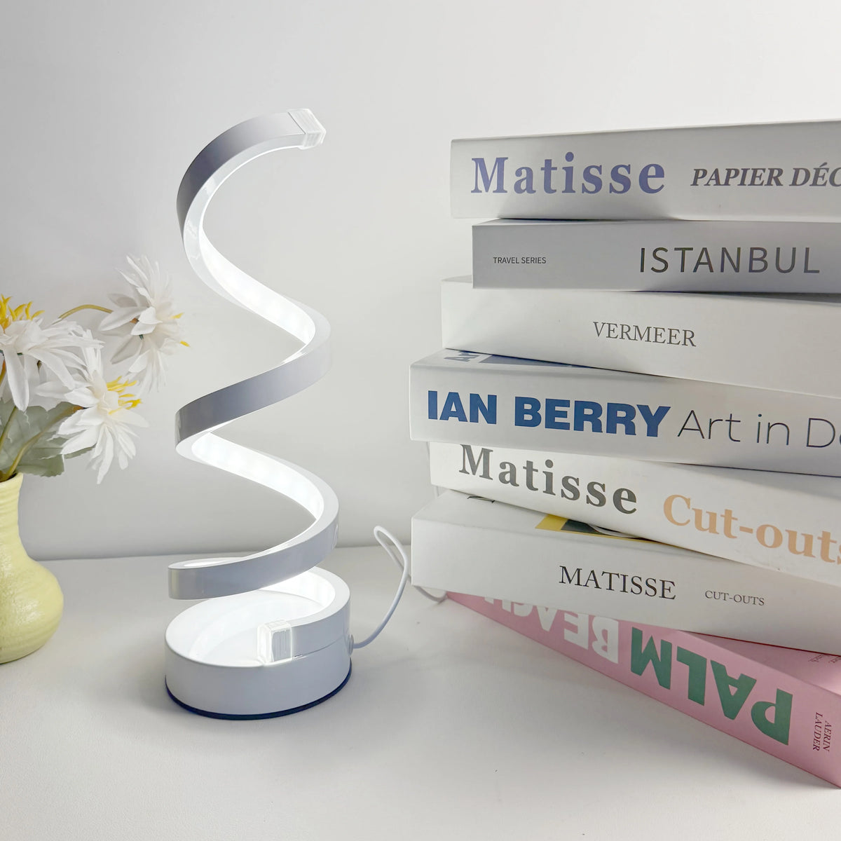 lampe table spirale blanche moderne veilleuse aluminium base plate trois couleurs réglable flux lumineux