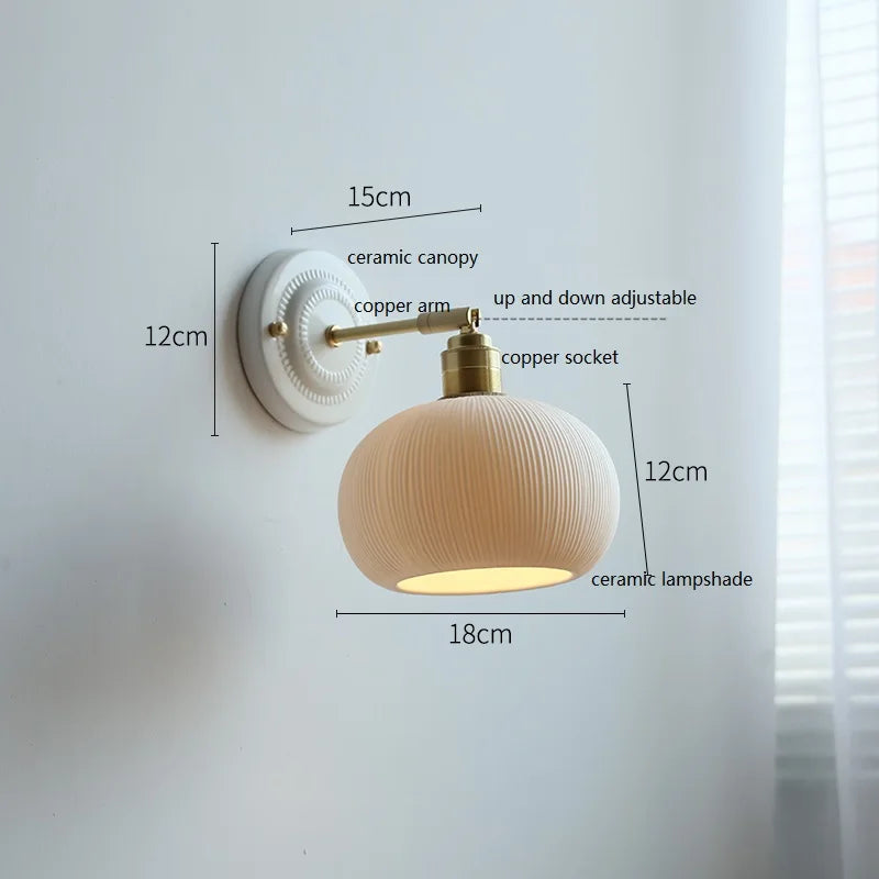 lampe murale vintage blanc doré motif relief bord ondulé fixée mur opaque