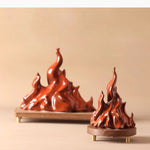 sculpture moderne flamme rouge brillante effet métallique pied bois doré