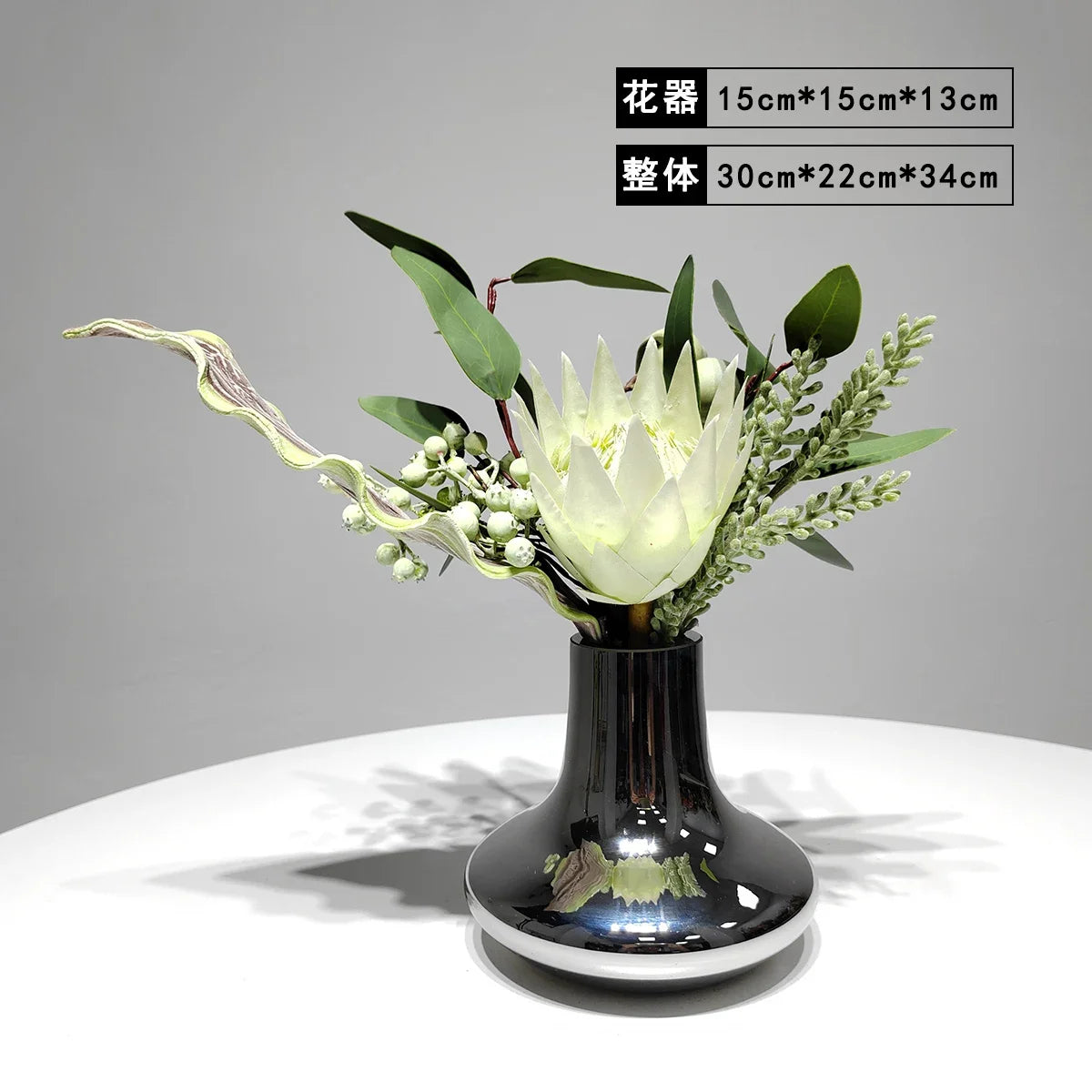vase moderne argenté brillant fleurs artificielles blanches vertes décoration maison