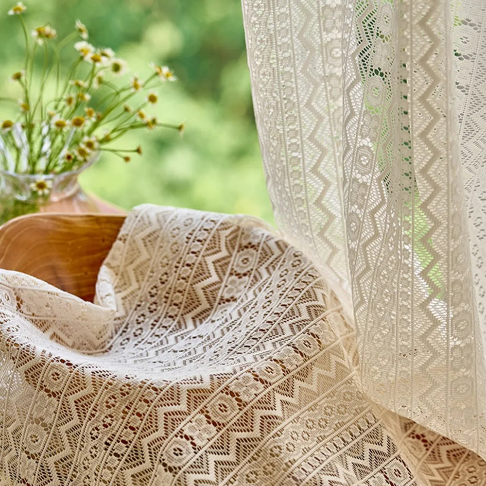rideau boho chic beige clair dentelle fine motifs géométriques pompons blancs 100 coton résistant