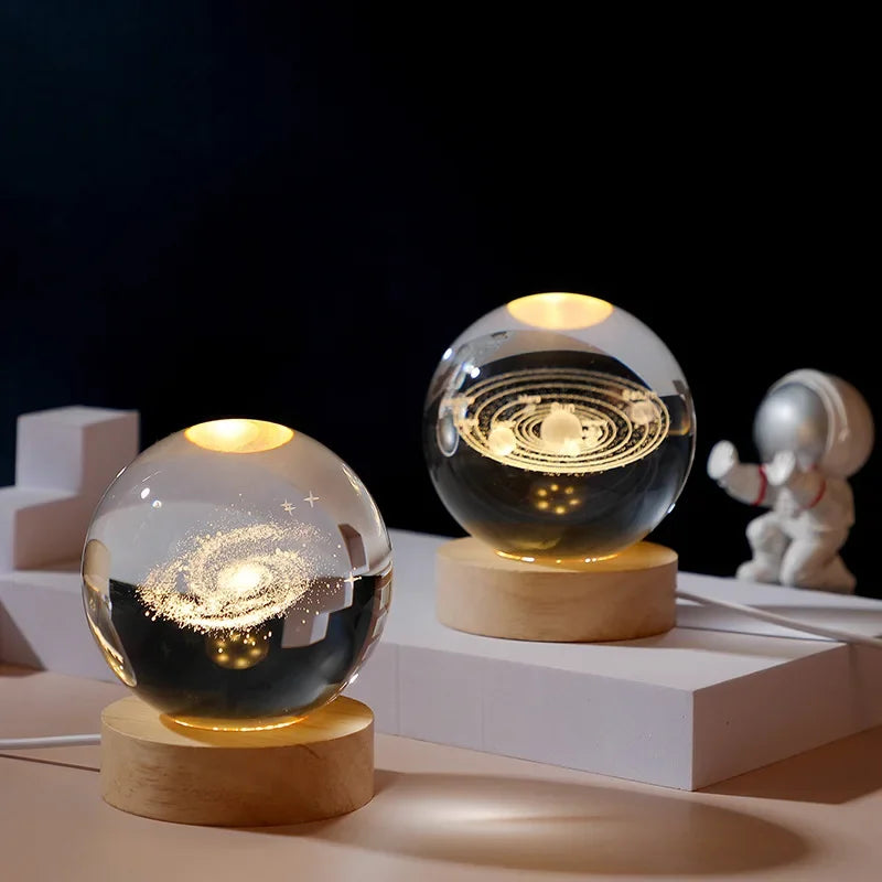 veilleuse led sphère lumineuse système solaire gravé astronaute support bois moderne transparente chambre deco