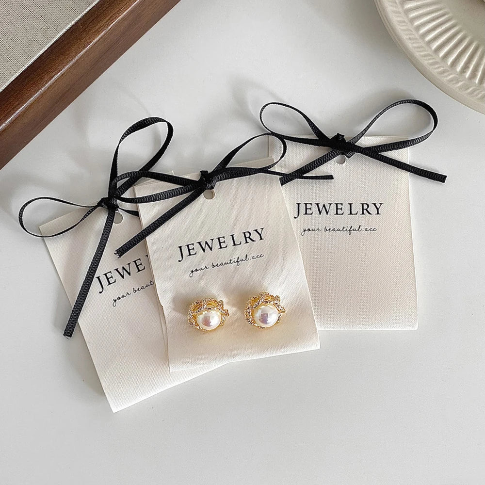 Vue de côté du porte-bijoux montrant son design carré