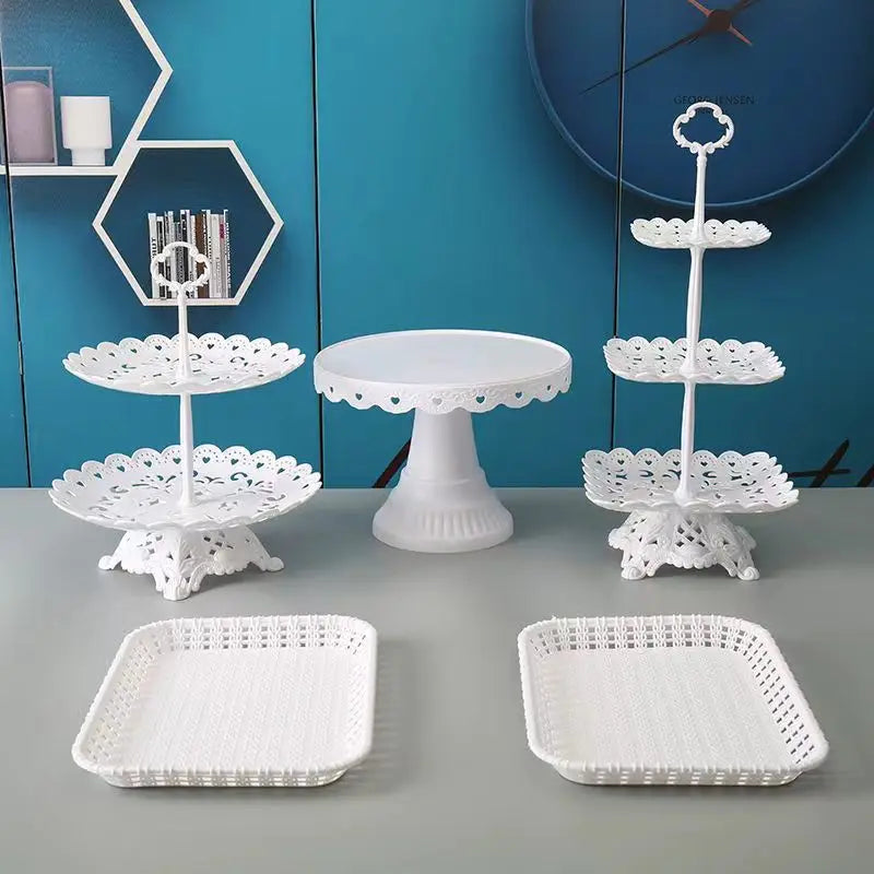 support gâteaux anniversaire blanc dentelle motifs floraux classique vintage niveaux assiettes carrées