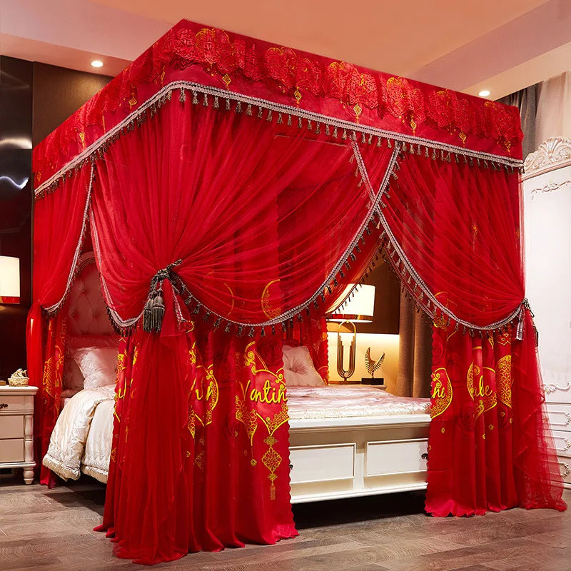 Lit à baldaquin rouge décoré d'ornements dorés, créant un environnement luxueux et opulent dans cette chambre.