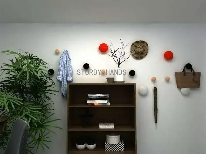 Porte-manteau mural bois champignon rond accroché dans une chambre d'enfant