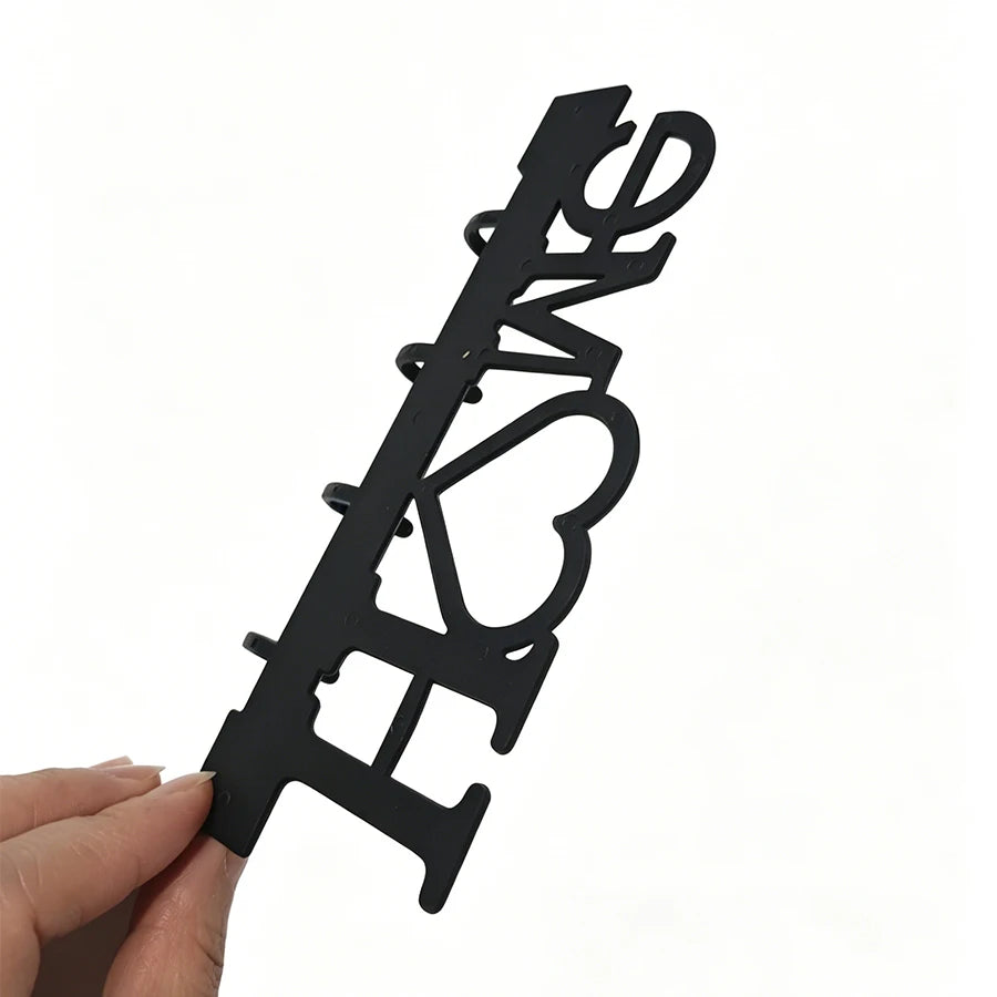 Détail du design coeur HOME du porte-manteau