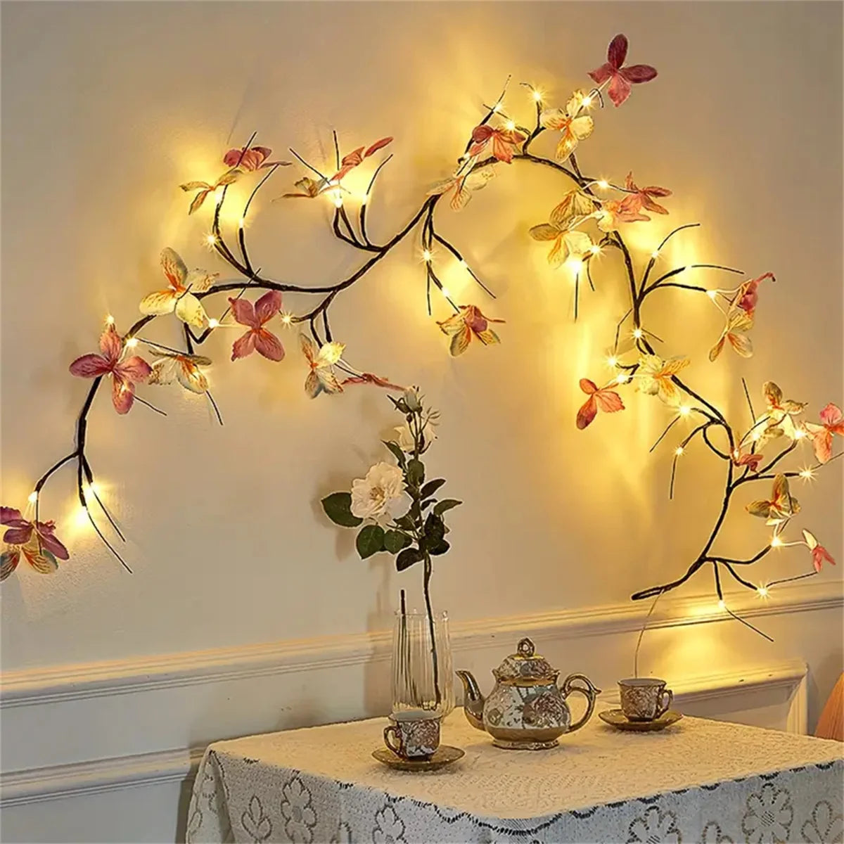 Guirlande LED papillons sur mur salon