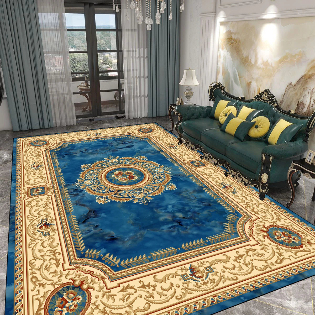 Tapis de luxe de style oriental orné de motifs floraux dorés sur fond bleu, placé dans un beau salon avec un canapé vert foncé et de nombreux détails décoratifs.