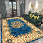 Tapis de luxe de style oriental orné de motifs floraux dorés sur fond bleu, placé dans un beau salon avec un canapé vert foncé et de nombreux détails décoratifs.