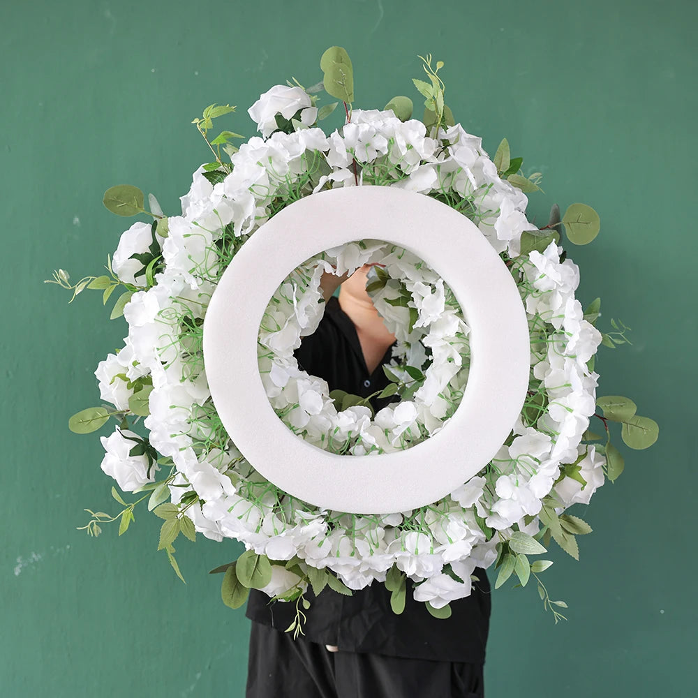 décoration mariage arrangement fleurs artificielles roses blanches feuilles vertes intérieur DIY