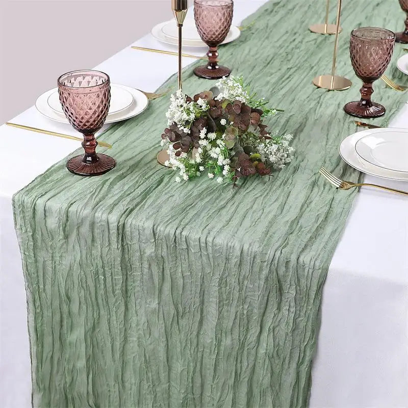 chemin table vert olive rayures horizontales classique assiettes blanches fourchettes dorées gobelets décoratifs bougies